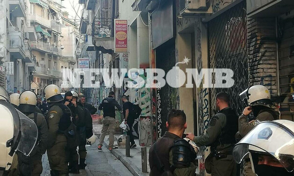 ΤΩΡΑ: Νέα επέμβαση της ΕΛ.ΑΣ. στα Εξάρχεια - Έφοδος σε δύο καταλήψεις