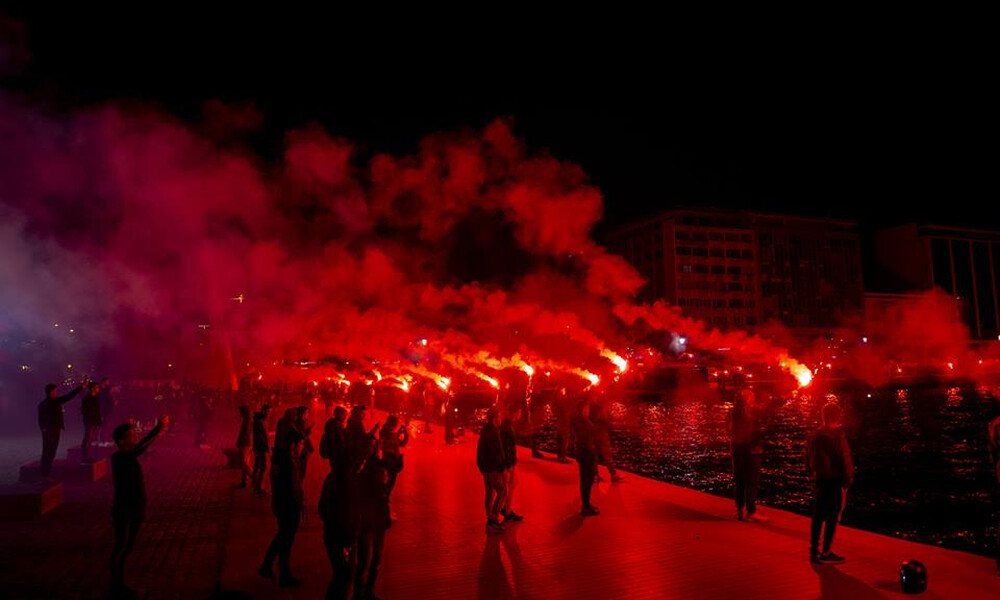 «Φωτιά» στη Θεσσαλονίκη: Τρομερό pyroshow των οπαδών του ΠΑΟΚ (video)