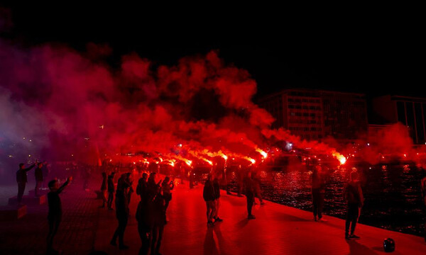 «Φωτιά» στη Θεσσαλονίκη: Τρομερό pyroshow των οπαδών του ΠΑΟΚ (video)