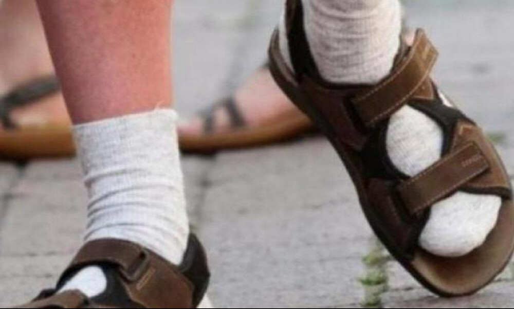 Η «εκδίκηση» του Γερμανού τουρίστα - Στη μόδα το σανδάλι με κάλτσα (photos)