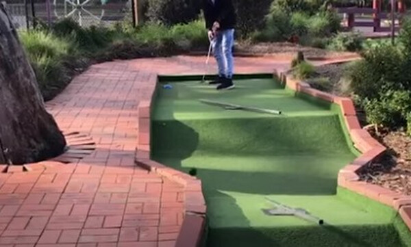 Αυτοί είναι οι χειρότεροι παίκτες στο mini golf (video)