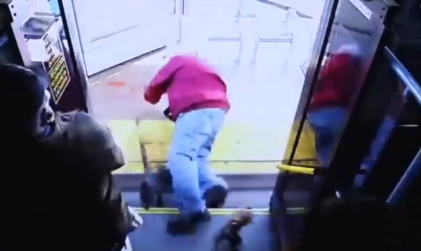Απαράδεκτο: Γυναίκα έσπρωξε ηλικιωμένο από το λεωφορείο και τον σκότωσε (video)