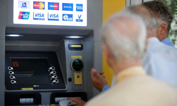 Πιο ακριβές οι αναλήψεις στα ΑΤΜ - Δείτε πόσο και από πότε!