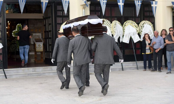 Γιώργος Ξενίδης: «Ράγισαν καρδιές» στην κηδεία (photos)