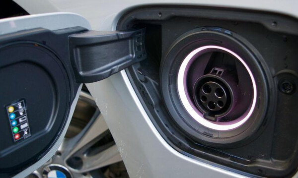 Η BMW θέλει να βελτιώσει την εικόνα των υβριδίων plug-in