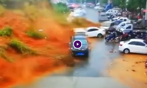 Τρομακτικό βίντεο: «Τσουνάμι» λάσπης «καταπίνει» μια γειτονιά στην Κίνα 