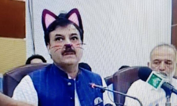 Ξεκαρδιστικό λάθος: Πακιστανός υπουργός εμφανίστηκε στο Facebook με... αυτιά και μουστάκια γάτας