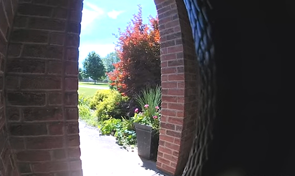 Άνοιξαν την κάμερα της πόρτας τους και έπαθαν σοκ μ’ αυτό που είδαν! (video)