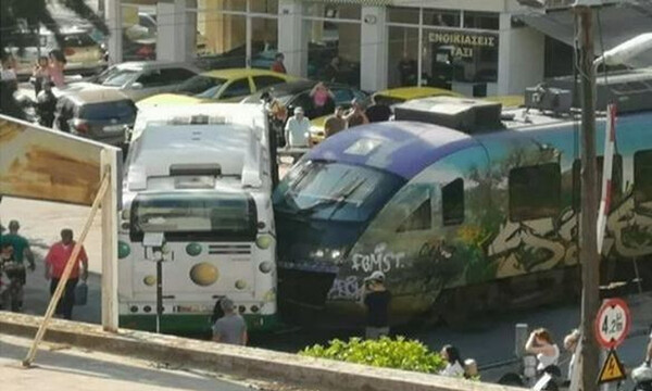 Πανικός στη Λιοσίων: Συρμός του Προαστιακού συγκρούστηκε με λεωφορείο