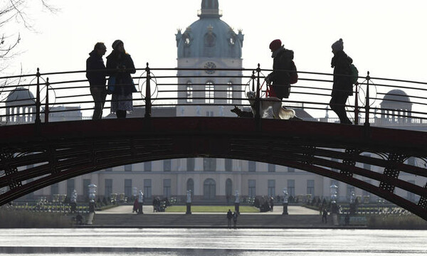 Βερολίνο: Άνδρας ούρησε πάνω από γέφυρα και έστειλε τέσσερα άτομα στο νοσοκομείο… 