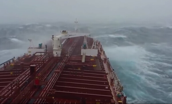 Τρομακτικές εικόνες: Άγρια κύματα «καταπίνουν» πλοία! (video)