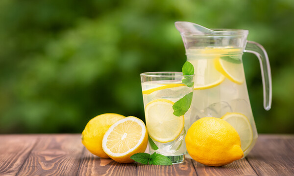 Νερό με λεμόνι: 7 σημαντικά οφέλη για τον οργανισμό (εικόνες)