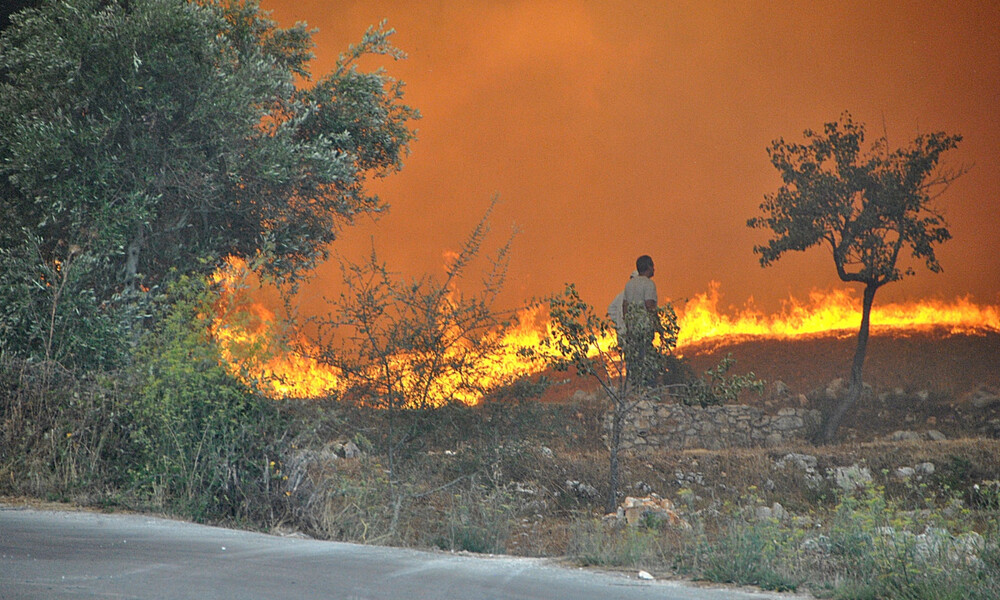 Φωτιά ΤΩΡΑ: Συναγερμός στο Λαύριο για τη μεγάλη πυρκαγιά - Εκκενώθηκε καταυλισμός προσφύγων
