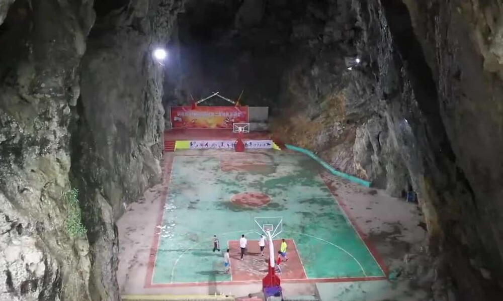 Επικό! Έφτιαξαν γήπεδο μπάσκετ σε σπηλιά (photos+video)