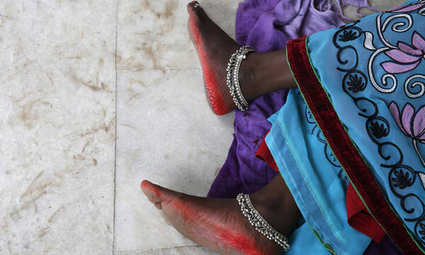 Ινδία: Ξυλοκόπησαν και ξύρισαν τα κεφάλια μητέρας και κόρης επειδή αντιστάθηκαν σε βιαστές 