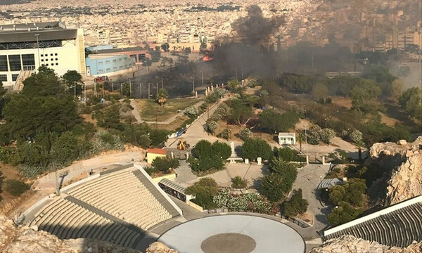 Φωτιά στο Κατράκειο Θέατρο της Νίκαιας (pics)