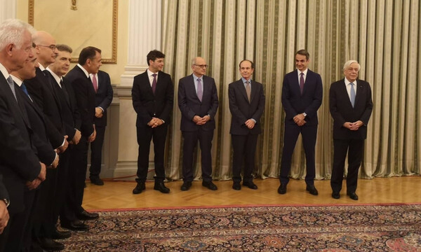 Ορκωμοσία κυβέρνησης: Απίστευτη γκάφα – Ξέσπασε σε γέλια ο Μητσοτάκης