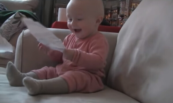 Αξιολάτρευτο μωράκι ξεκαρδίζεται στα γέλια και δεν φαντάζεστε γιατί (vid)