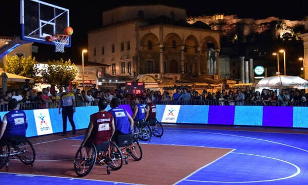 «Midnight 3on3 Streetball» από ΟΣΕΚΑ και ΟΠΑΠ στο Μοναστηράκι – Το μπάσκετ με αμαξίδιο πάει παντού 