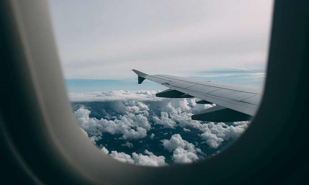 Κοίταξε έξω από το παράθυρο του αεροπλάνου - «Πάγωσε» με αυτό που είδε (pics)