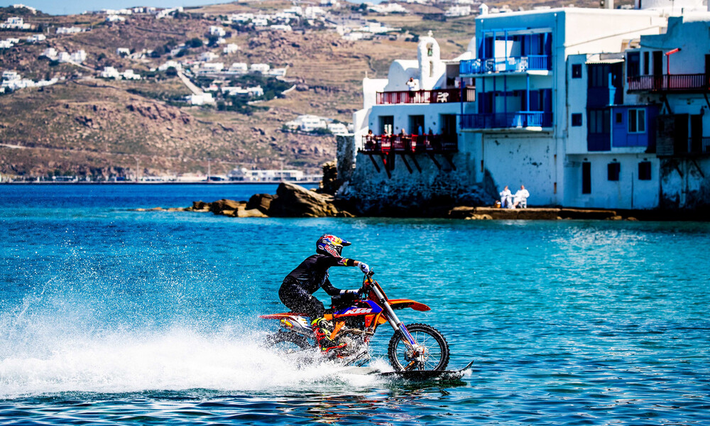 O Robbie Maddison οδηγεί τη μοτοσυκλέτα του μέσα στη θάλασσα της Μυκόνου!