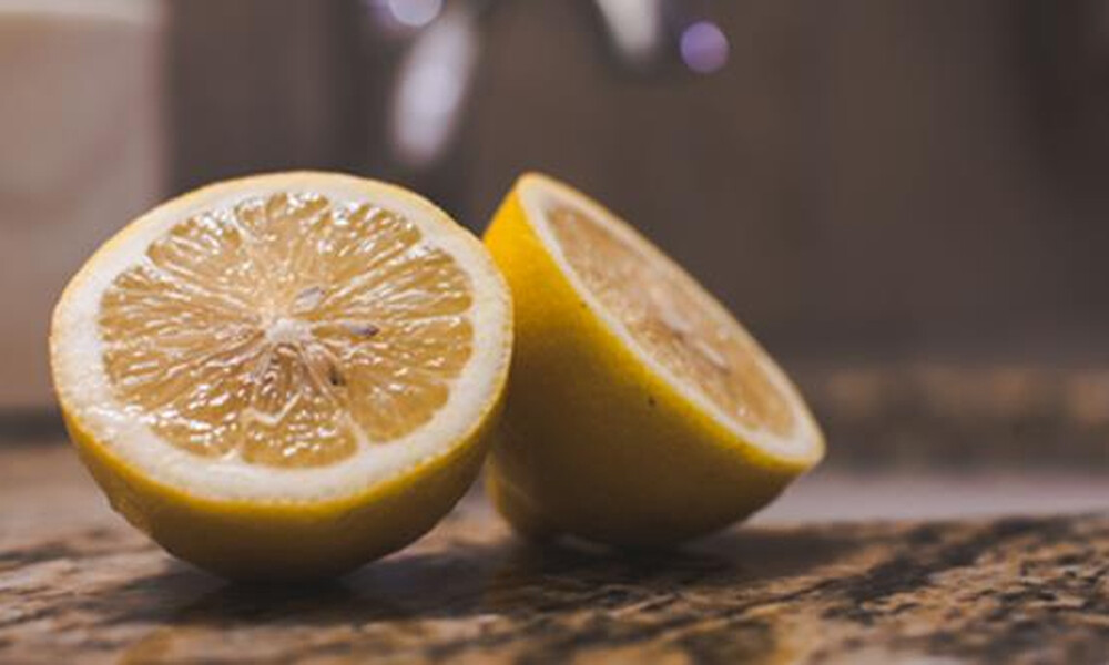 Έβαλε μία φλούδα λεμονιού στο πλυντήριο πιάτων - Μόλις μάθετε γιατί θα το κάνετε κι εσείς (photos)