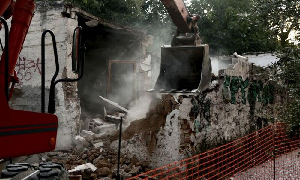 Σεισμός Αθήνα: Κατεδαφίστηκε κτήριο στο κέντρο - Εντυπωσιακές εικόνες