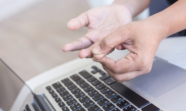 Χέρια και πόδια που μουδιάζουν: 7 πιθανές αιτίες μέσα από εικόνες