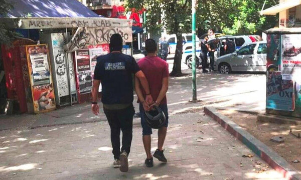 Ντοκουμέντο: Συλλαμβάνουν διακινητές ναρκωτικών στα Εξάρχεια