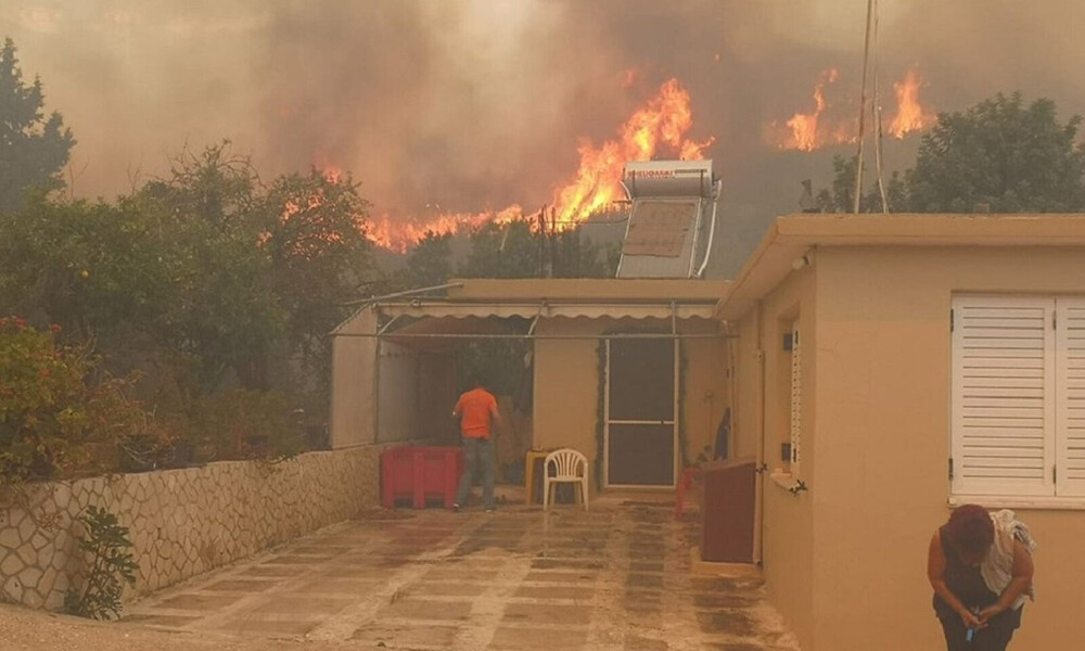 Φωτιά στη Ζάκυνθο: Οι φλόγες έφτασαν στο χωριό Κερί - Εκκενώνονται τα πρώτα σπίτια