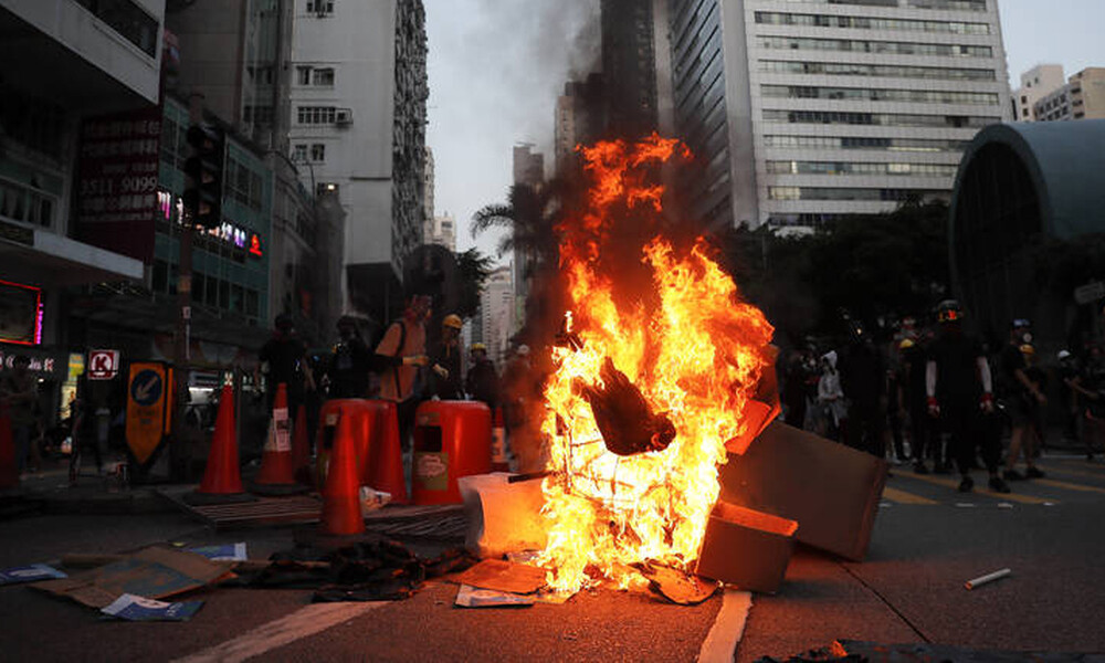 Δακρυγόνα, μολότοφ και τούβλα στο Χονγκ Κονγκ: Νέα επεισόδια μεταξύ αστυνομίας και διαδηλωτών