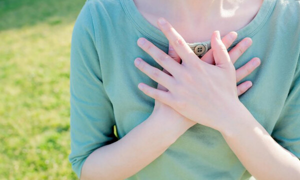 Σκίρτημα στο στήθος: 9 παράγοντες που προκαλούν έκτακτες καρδιακές συστολές (εικόνες)