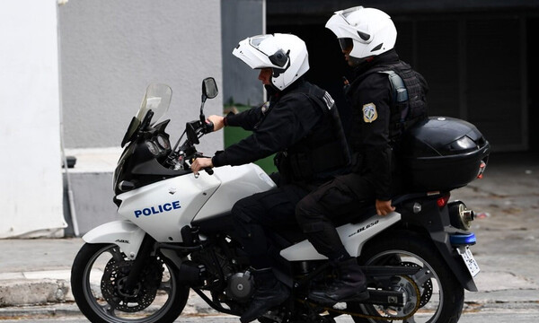 «Με έγδυσαν και προσπάθησαν να με κάψουν» - Συγκλονίζει ο αστυνομικός που ξυλοκοπήθηκε από οπαδούς