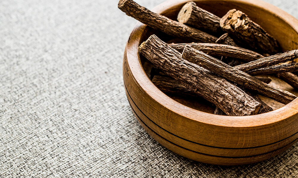 Γλυκόριζα: 6 σημαντικά οφέλη για το πεπτικό, το ανοσοποιητικό, τα δόντια (εικόνες)