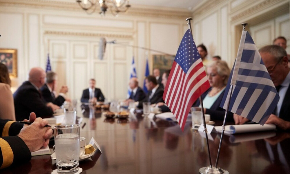 Πομπέο: Η πράκτορας του FBI που τον συνοδεύει και έκλεψε την παράσταση στο Μαξίμου (pics)