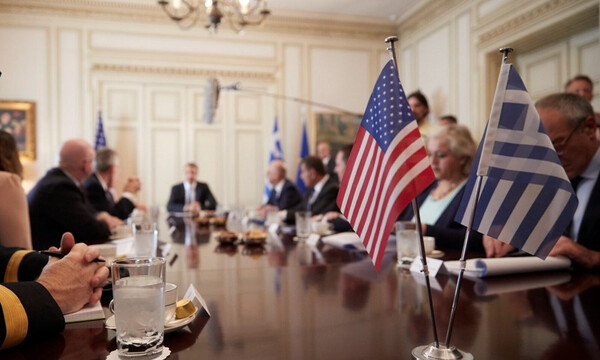 Πομπέο: Η πράκτορας του FBI που τον συνοδεύει και έκλεψε την παράσταση στο Μαξίμου (pics)