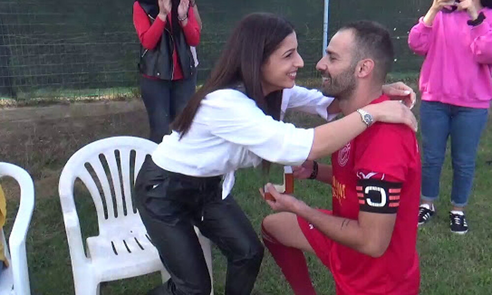 Απίστευτο! Ποδοσφαιριστής κάνει πρόταση γάμου σε κόρη αντίπαλου παράγοντα (video)