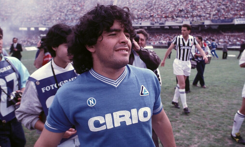 Ο θρύλος Diego Maradona βάζει γκολ στην μεγάλη οθόνη