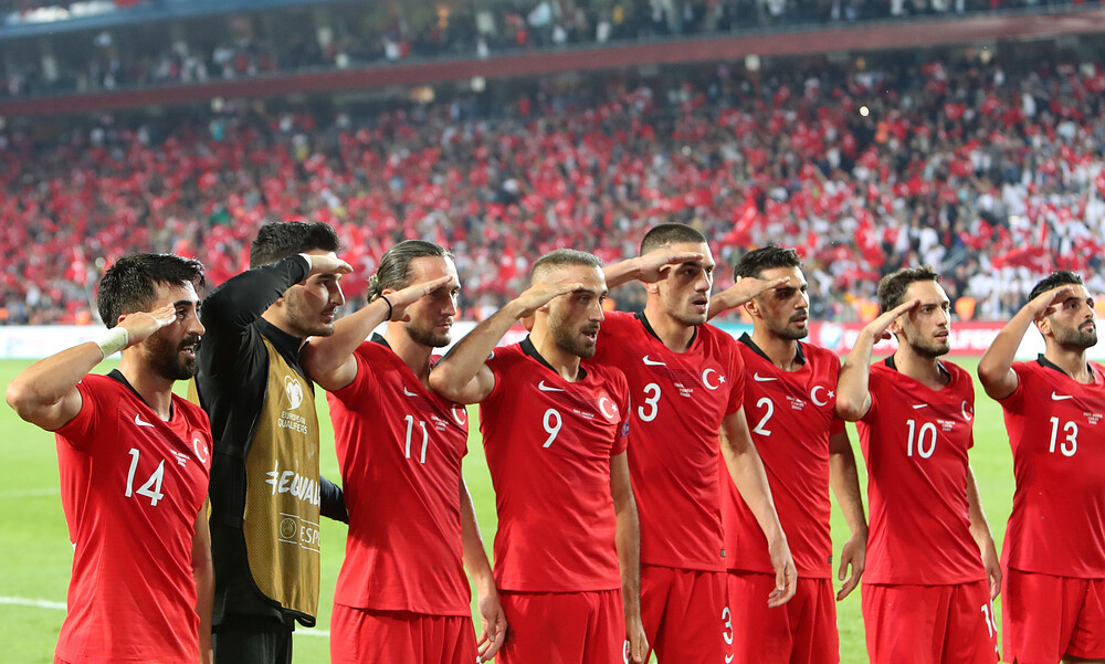 Πειθαρχική έρευνα της UEFA για τον στρατιωτικό χαιρετισμό των Τούρκων (photos)