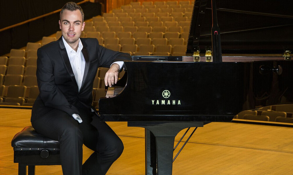 Καταπληκτικό: ο χαρισματικός βιρτουόζος πιανίστας που γεννήθηκε με ένα χέρι