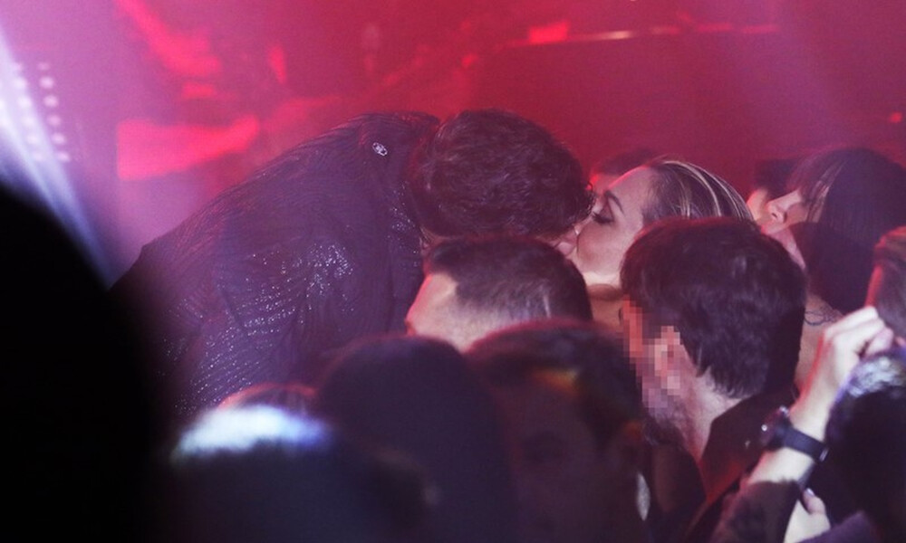 Ρουβάς - Ζυγούλη: Τα καυτά φιλιά στην πρεμιέρα του τραγουδιστή (Photos)