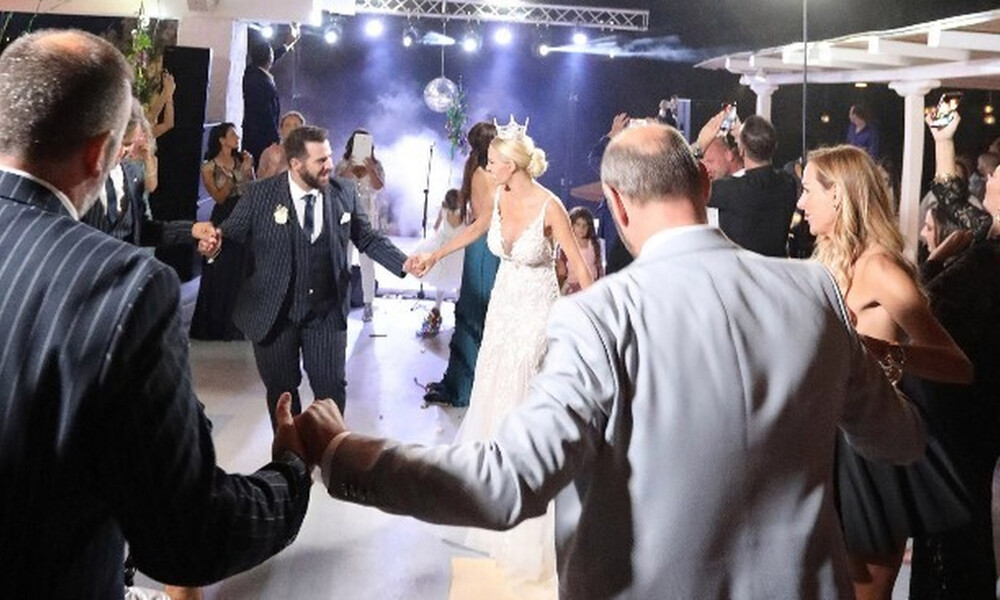 Μύκονος: Έβαλε το στέμμα της και έσυρε το χορό στο γάμο της! (photos)
