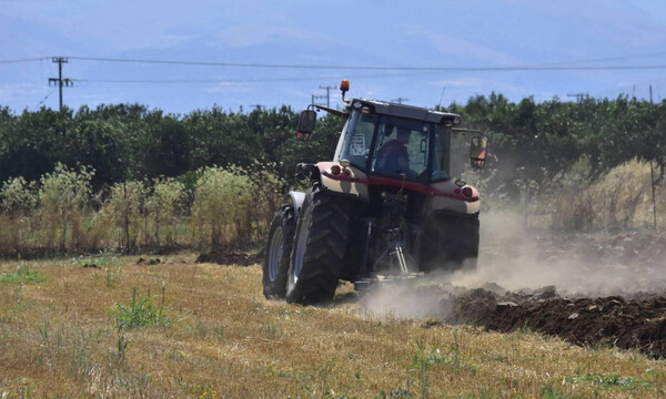 Ελασσόνα: Πήγε να οργώσει το χωράφι του και έπαθε σοκ με αυτό που ανακάλυψε