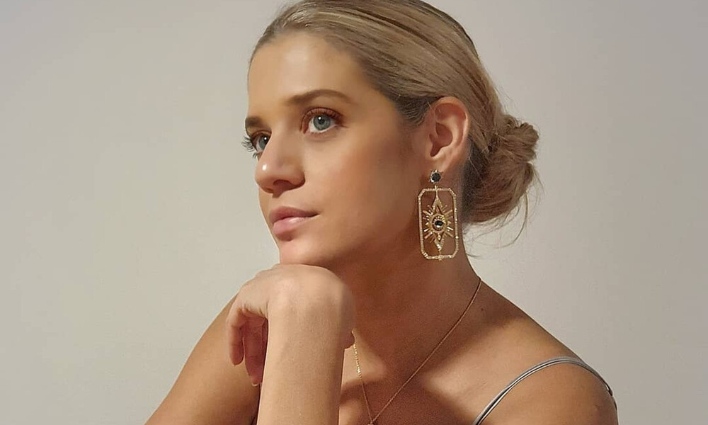 Θυμάστε την Τζένη Θεωνά ξανθιά; Ξεχάστε την! Άλλαξε τα μαλλιά της και είναι μία... άλλη! (pics+vid)