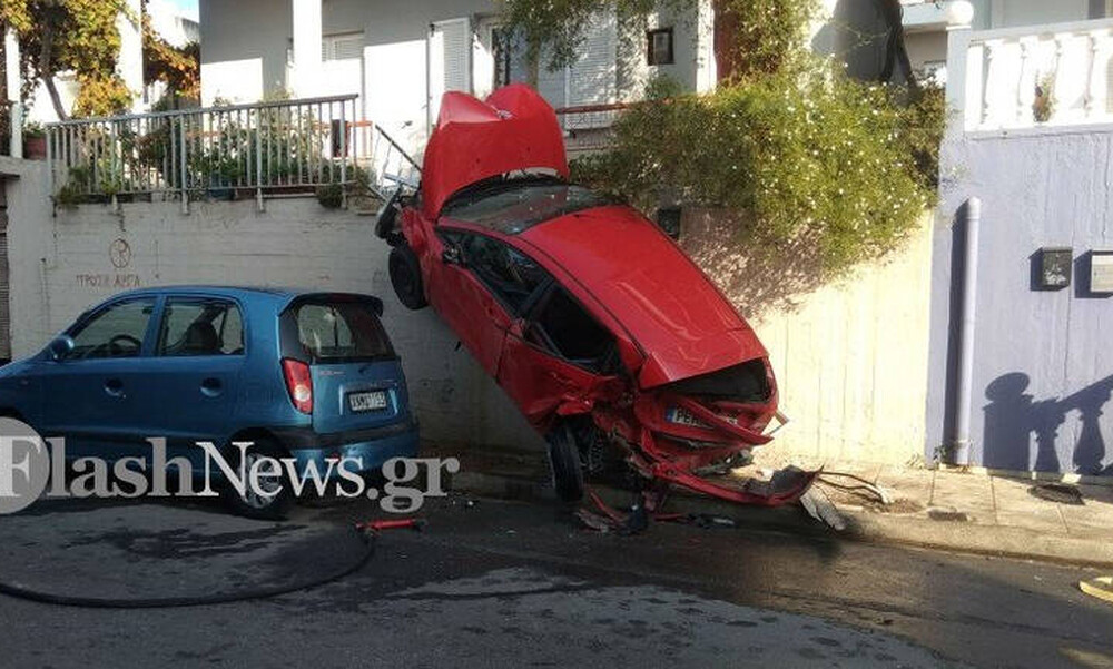 Απίστευτο τροχαίο στα Χανιά: Αυτοκίνητο παραλίγο να βρεθεί σε μπαλκόνι σπιτιού  