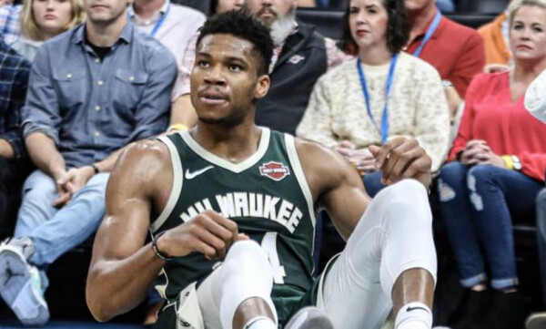 NBA: Εκτός εαυτού ο Γιάννης! Έσκισε τη φανέλα του και έσπασε πινακίδα (video)