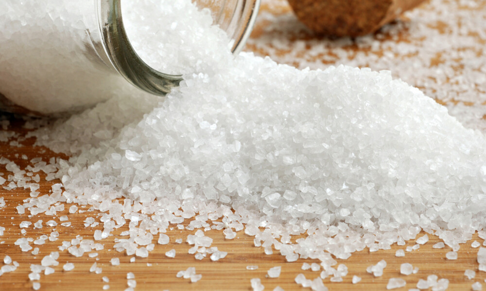 Θαλασσινό vs επιτραπέζιο αλάτι: Οφέλη και πιθανές παρενέργειες (εικόνες)