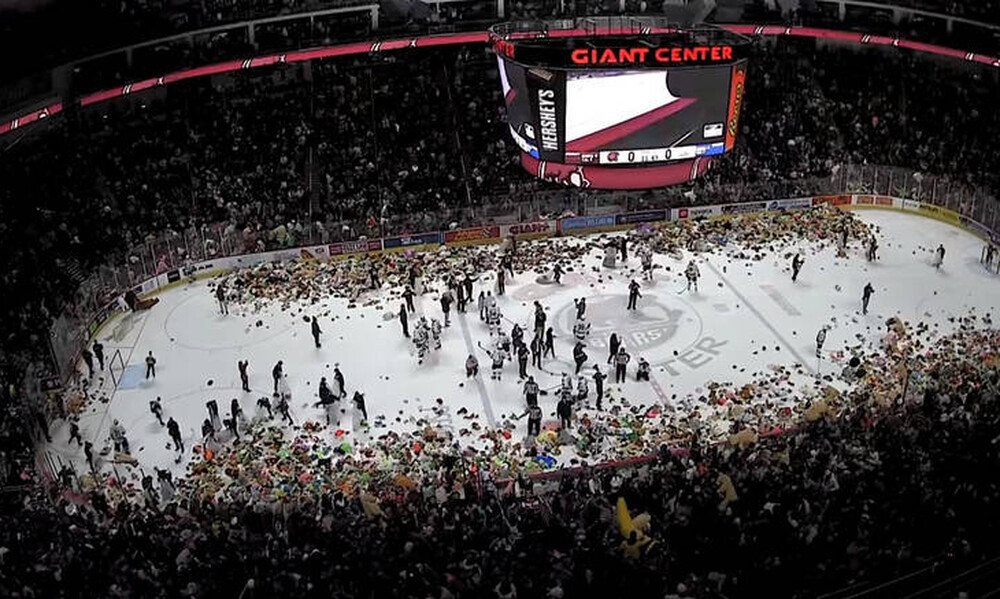 Σφοδρή καταιγίδα από… αρκουδάκια «χτύπησε» γήπεδο στην Πενσυλβάνια