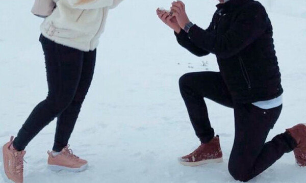 Ποδοσφαιριστής της Super League έκανε πρόταση γάμου στα χιόνια! (pic)