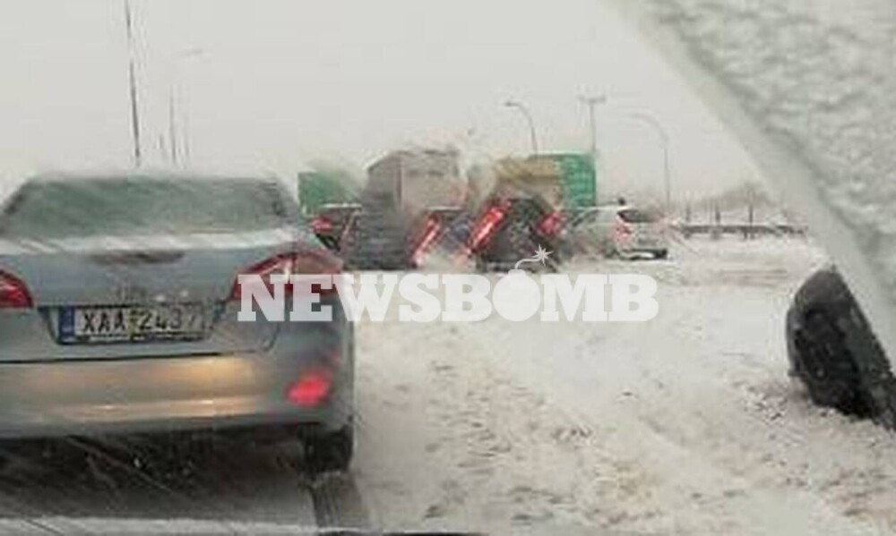 Καιρός ΤΩΡΑ: Χάος στην Αθηνών-Λαμίας! Αποκλείστηκαν οδηγοί στα χιόνια - Σαρώνει τα πάντα η «Ζηνοβία»